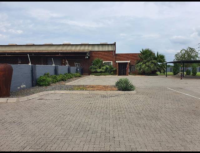 1,800M² BUILDING FOR SALE IN RUSTENBURG INDUSTRIAL